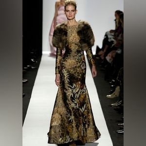 □$7,000 OSCAR DE LA RENTA GOLDEN SILK FLORAL BROCADE RUNWAY GOWN US L